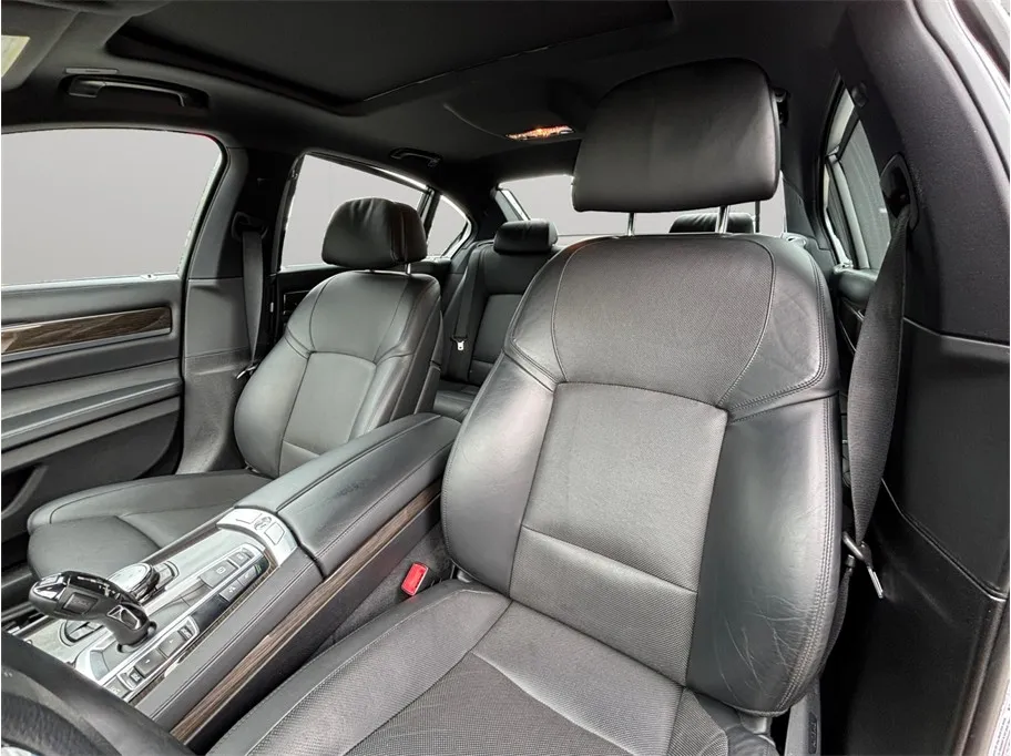 BMW 7 Series photo 18