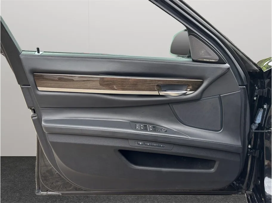 BMW 7 Series photo 21