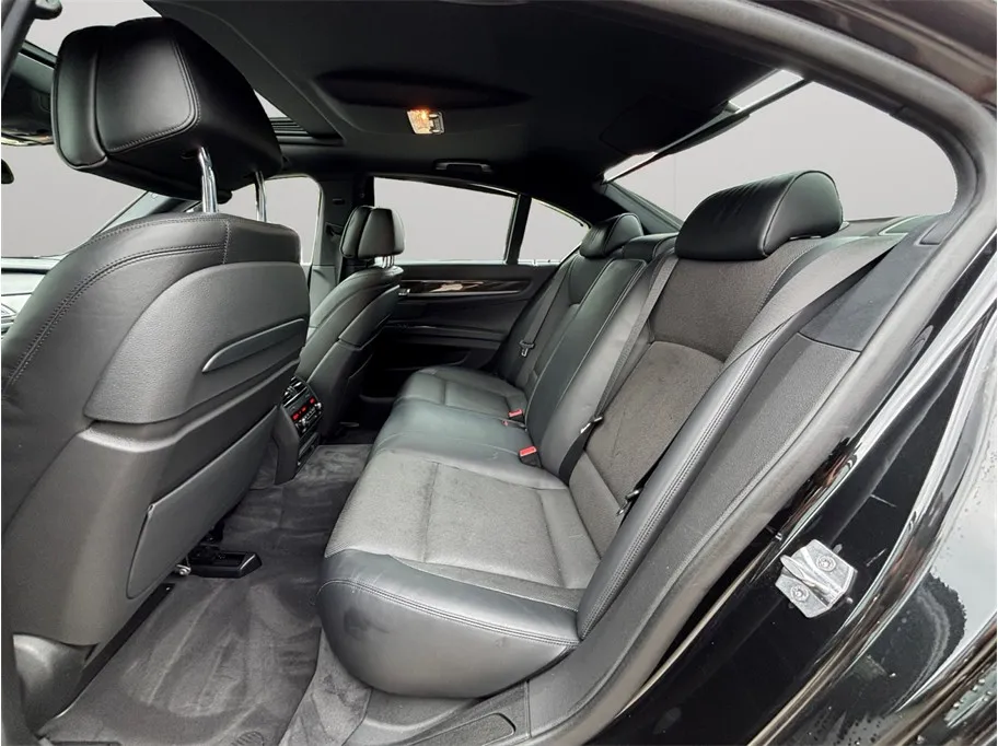 BMW 7 Series photo 39