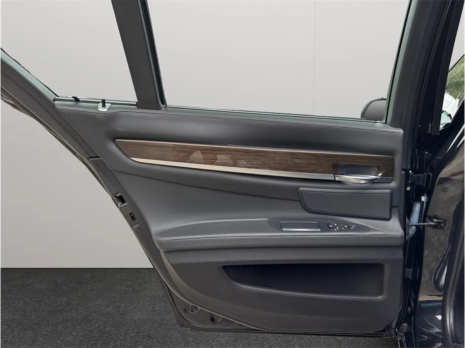 BMW 7 Series photo 40