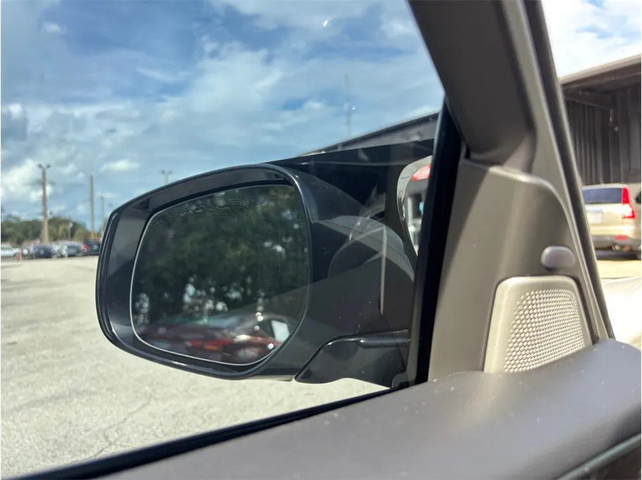 Infiniti Q50 photo 20