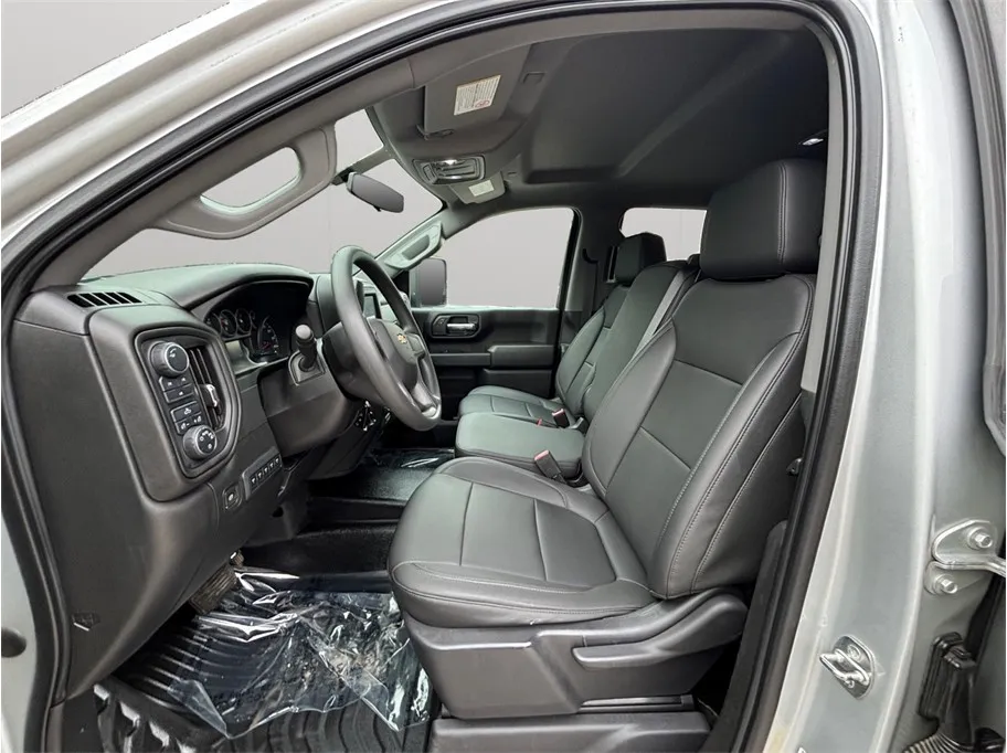 Chevrolet Silverado photo 2