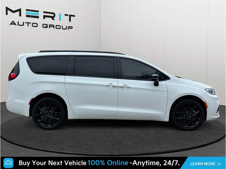 Chrysler Pacifica photo 10