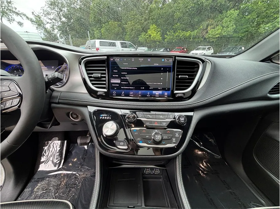Chrysler Pacifica photo 11