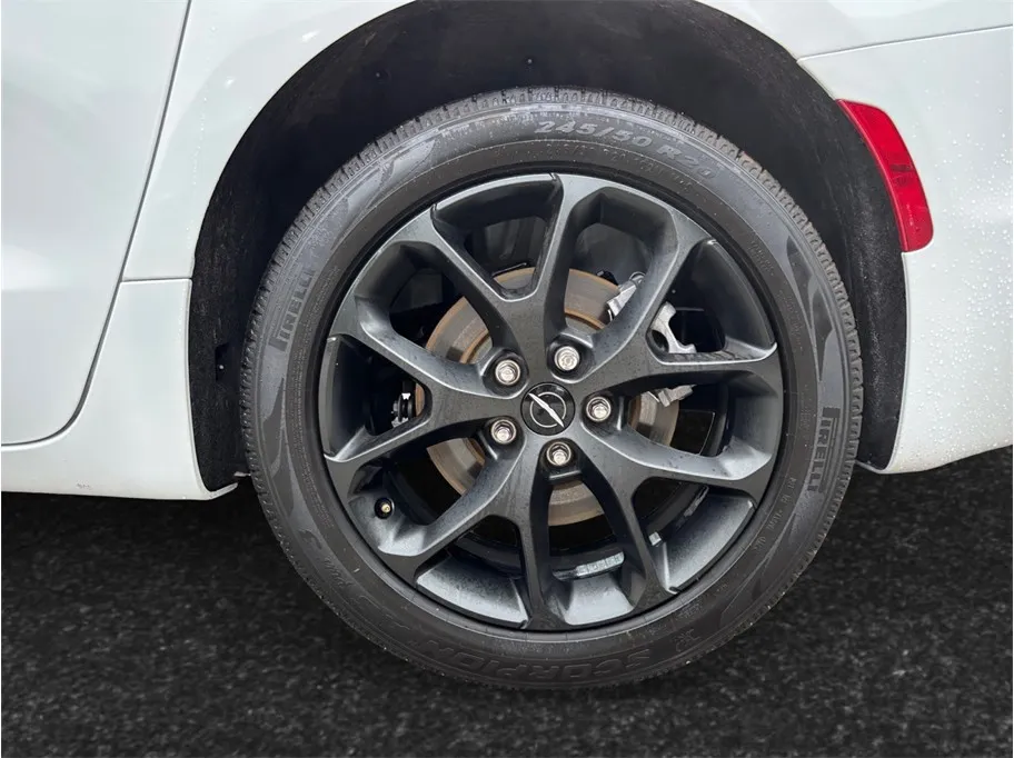 Chrysler Pacifica photo 15