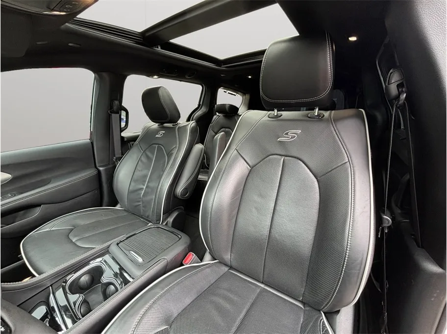 Chrysler Pacifica photo 19