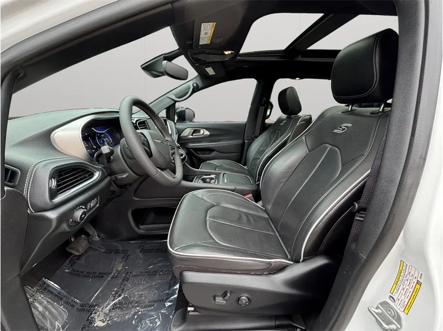 Chrysler Pacifica photo 2