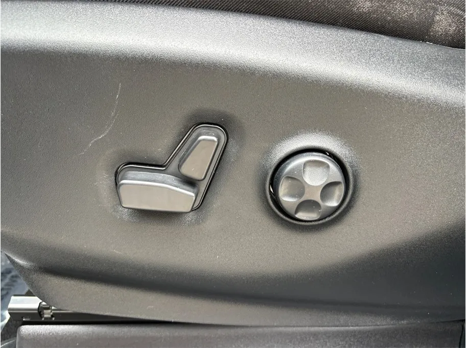 Chrysler Pacifica photo 20
