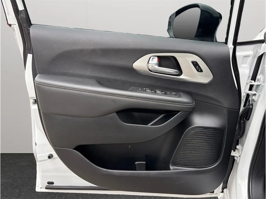 Chrysler Pacifica photo 21