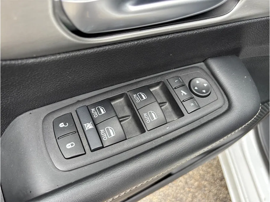Chrysler Pacifica photo 22