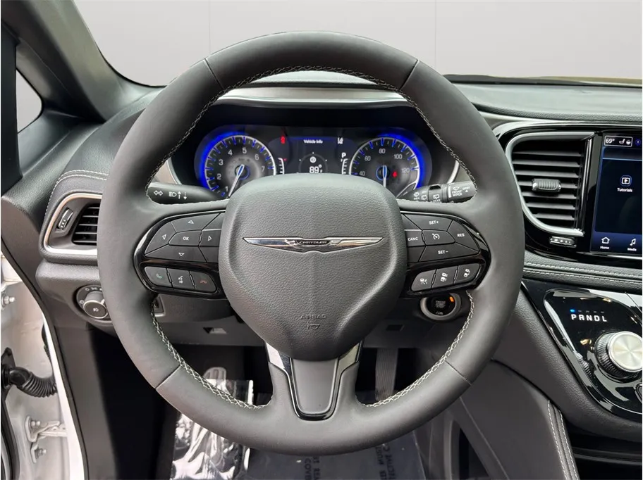 Chrysler Pacifica photo 26