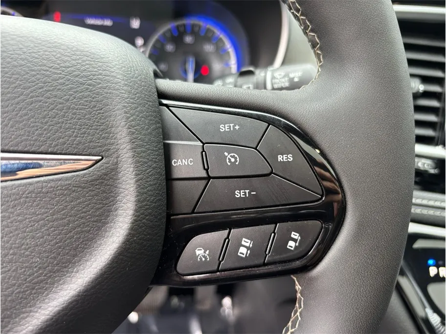Chrysler Pacifica photo 28