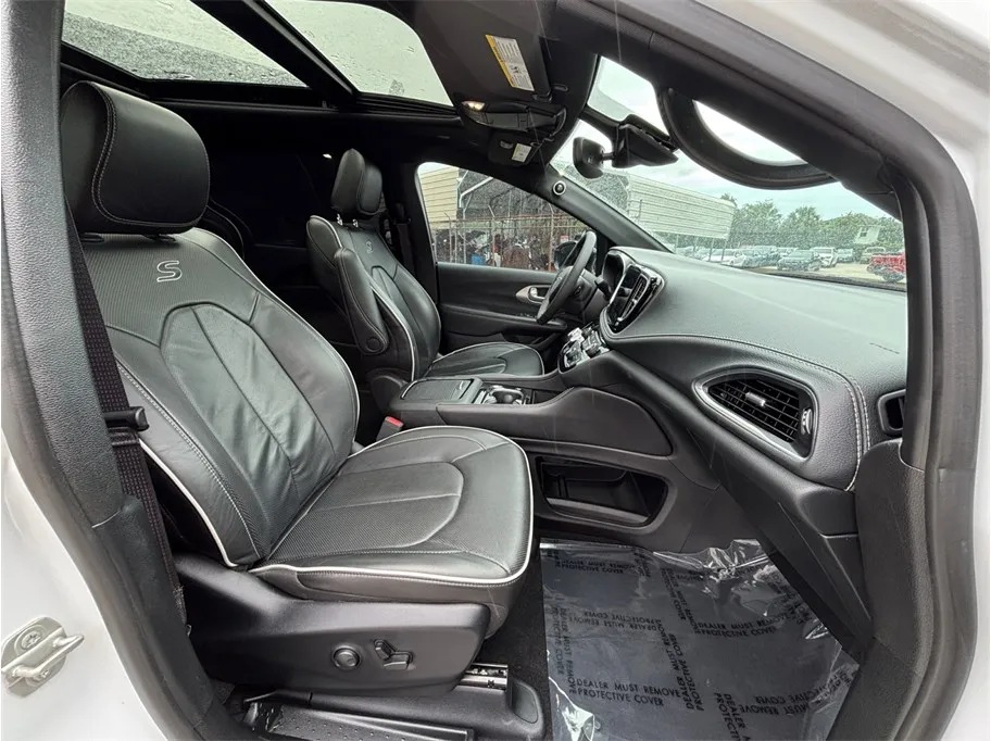 Chrysler Pacifica photo 45