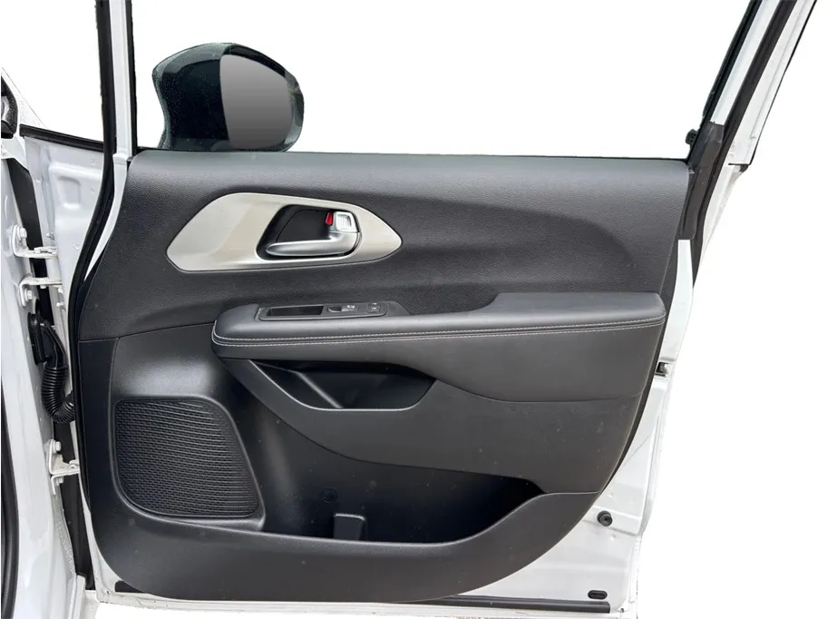 Chrysler Pacifica photo 47