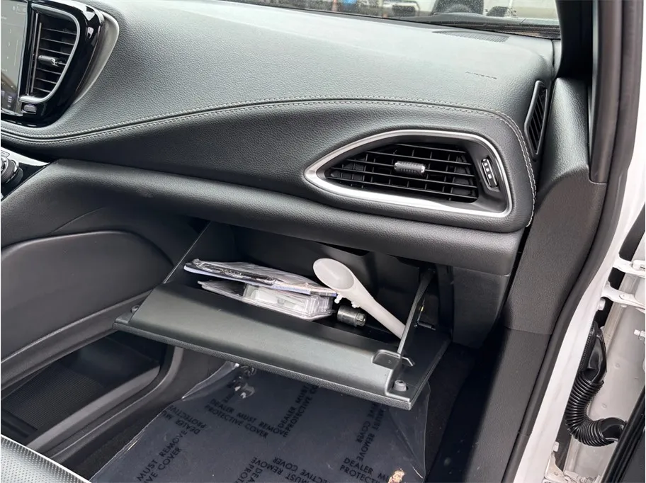 Chrysler Pacifica photo 48