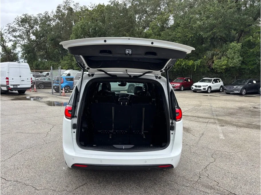 Chrysler Pacifica photo 49