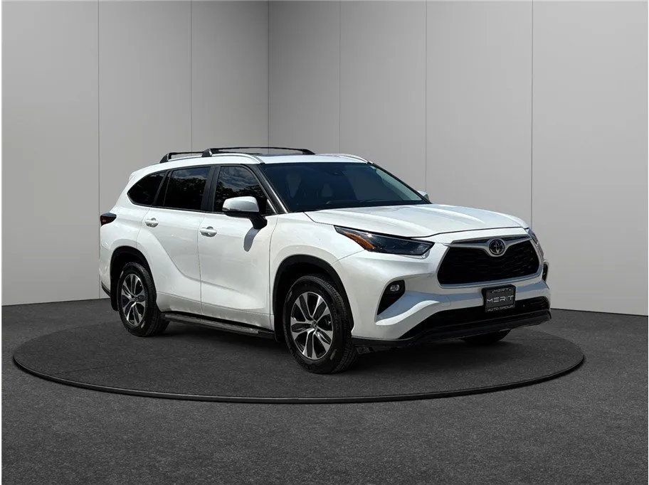 White 2023 Toyota Highlander XLE Sport Utility 4D for sale in Jacksonville, FL