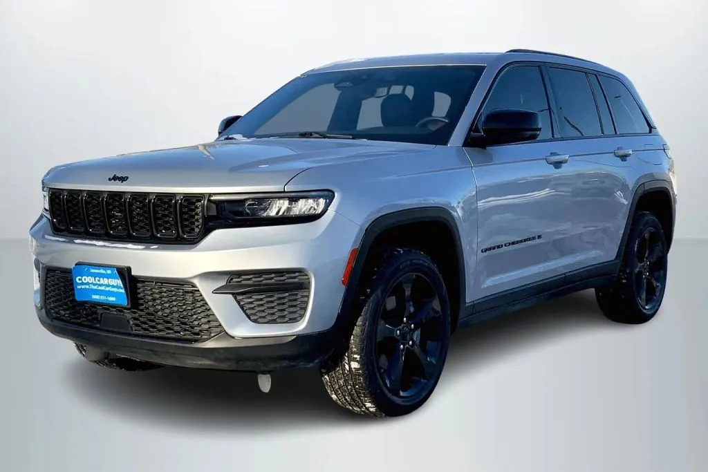Silver 2022 Jeep Grand Cherokee All New Altitude Sport Utility 4D for sale in Janesville, WI