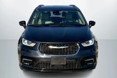 Another view of 2021 Chrysler Pacifica Touring L Minivan 4D for sale in Janesville, WI at Cool Car Guys