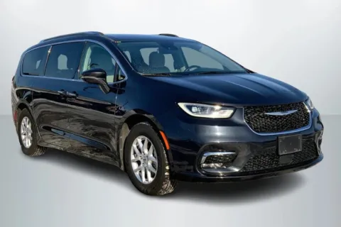 Photos of 2021 Chrysler Pacifica Touring L Minivan 4D for sale in Janesville, WI at Cool Car Guys