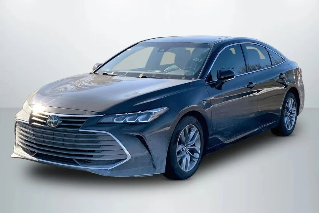 Gold 2019 Toyota Avalon XLE Sedan 4D for sale in Janesville, WI