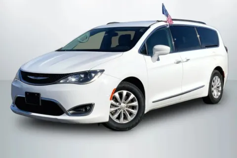 White 2017 Chrysler Pacifica Touring-L Minivan 4D for sale in Janesville, WI