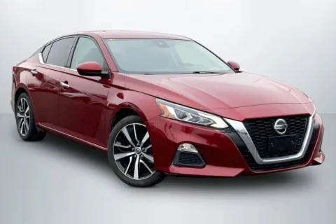 Photos of 2021 Nissan Altima 2.5 SV Sedan 4D for sale in Janesville, WI at Cool Car Guys