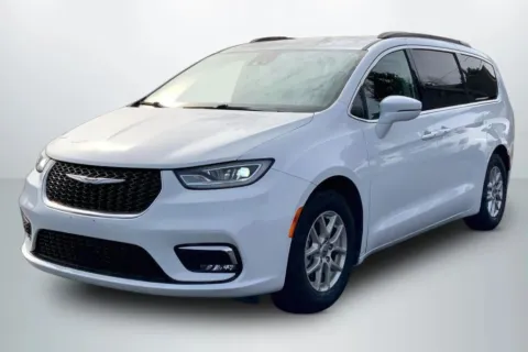 White 2022 Chrysler Pacifica Touring L Van 4D for sale in Janesville, WI