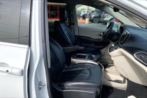 More photos of 2022 Chrysler Pacifica Touring L Van 4D at Cool Car Guys, WI