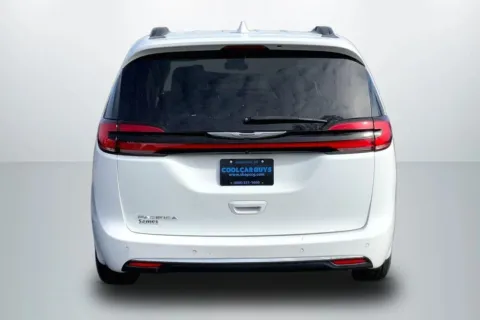 More photos of 2022 Chrysler Pacifica Touring L Van 4D at Cool Car Guys, WI