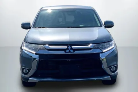 Another view of 2018 Mitsubishi Outlander SE Sport Utility 4D for sale in Janesville, WI at Cool Car Guys