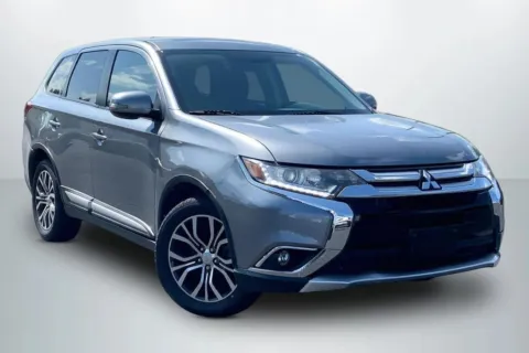 Photos of 2018 Mitsubishi Outlander SE Sport Utility 4D for sale in Janesville, WI at Cool Car Guys