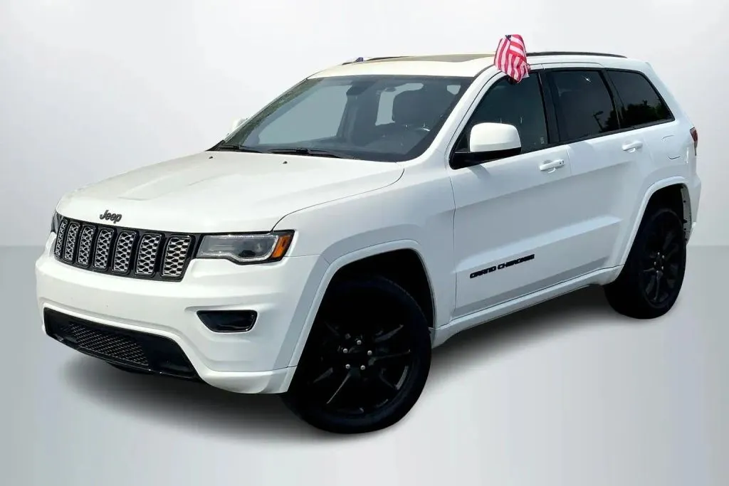 White 2020 Jeep Grand Cherokee Altitude Sport Utility 4D for sale in Janesville, WI