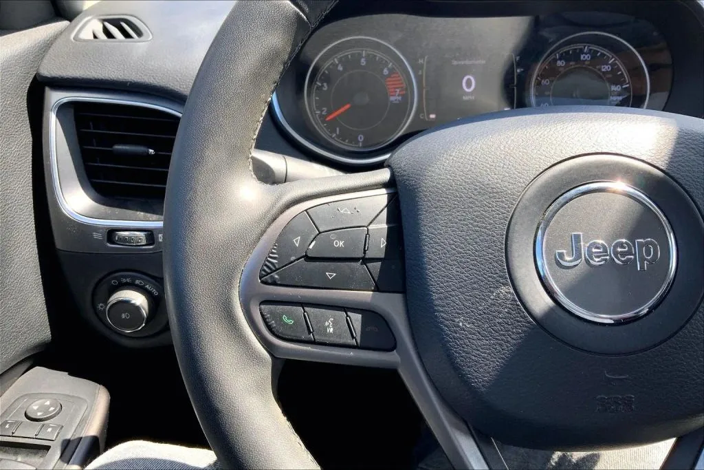 2020 Jeep Cherokee Latitude Plus - Photo 18