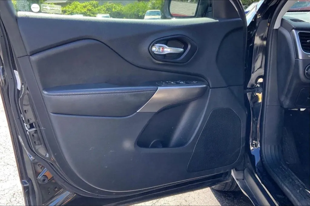 2020 Jeep Cherokee Latitude Plus - Photo 23
