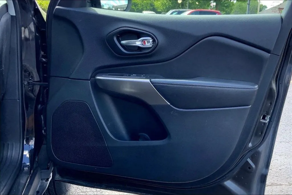 2020 Jeep Cherokee Latitude Plus - Photo 24