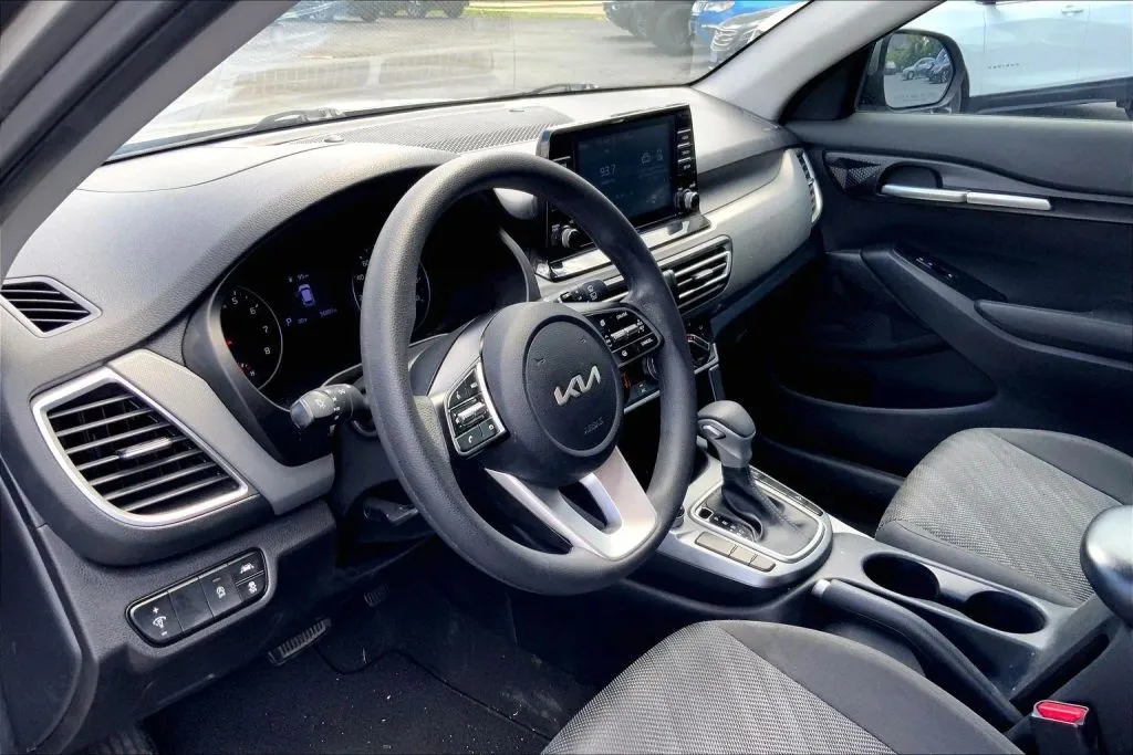 2023 Kia Seltos LX - Photo 13