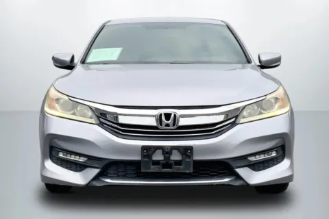 Another view of 2017 Honda Accord Sport SE Sedan 4D for sale in Janesville, WI at Cool Car Guys