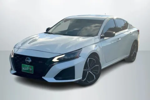 White 2023 Nissan Altima 2.5 SR Sedan 4D for sale in Janesville, WI