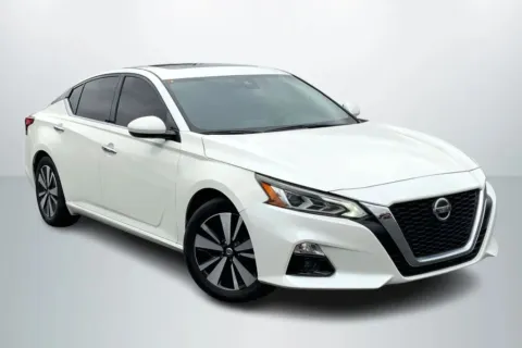 Photos of 2019 Nissan Altima 2.5 SV Sedan 4D for sale in Janesville, WI at Cool Car Guys