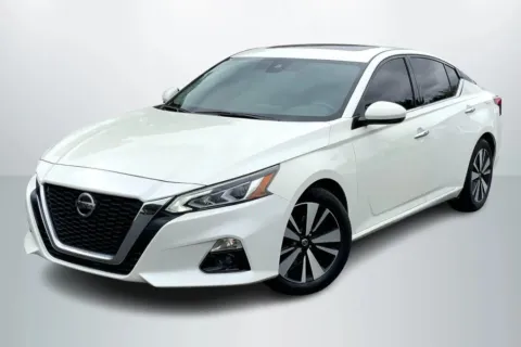 White 2019 Nissan Altima 2.5 SV Sedan 4D for sale in Janesville, WI