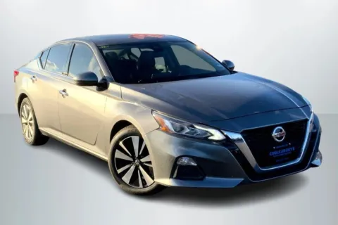Photos of 2019 Nissan Altima 2.5 SL Sedan 4D for sale in Janesville, WI at Cool Car Guys