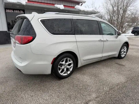 More photos of 2019 Chrysler Pacifica Limited at B&B Cars Inc., IN