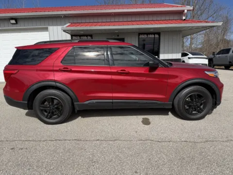 More photos of 2021 Ford Explorer XLT at B&B Cars Inc., IN