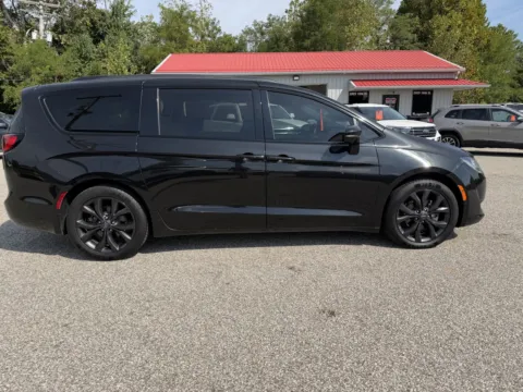 More photos of 2019 Chrysler Pacifica Limited at B&B Cars Inc., IN
