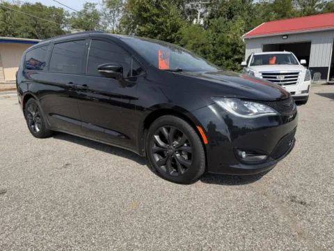 Another view of 2019 Chrysler Pacifica Limited for sale in Bedford, IN at B&B Cars Inc.