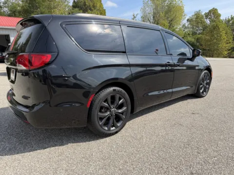 More photos of 2019 Chrysler Pacifica Limited at B&B Cars Inc., IN