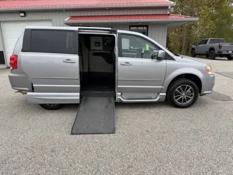 More photos of 2017 Dodge Grand Caravan SXT at B&B Cars Inc., IN