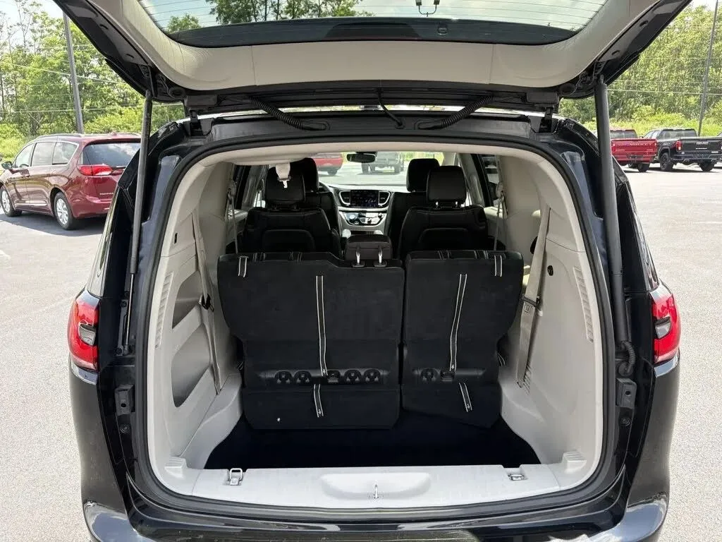 Chrysler Pacifica photo 7