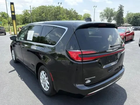 More photos of 2023 Chrysler Pacifica Touring L at Lebanon Auto Sales, PA